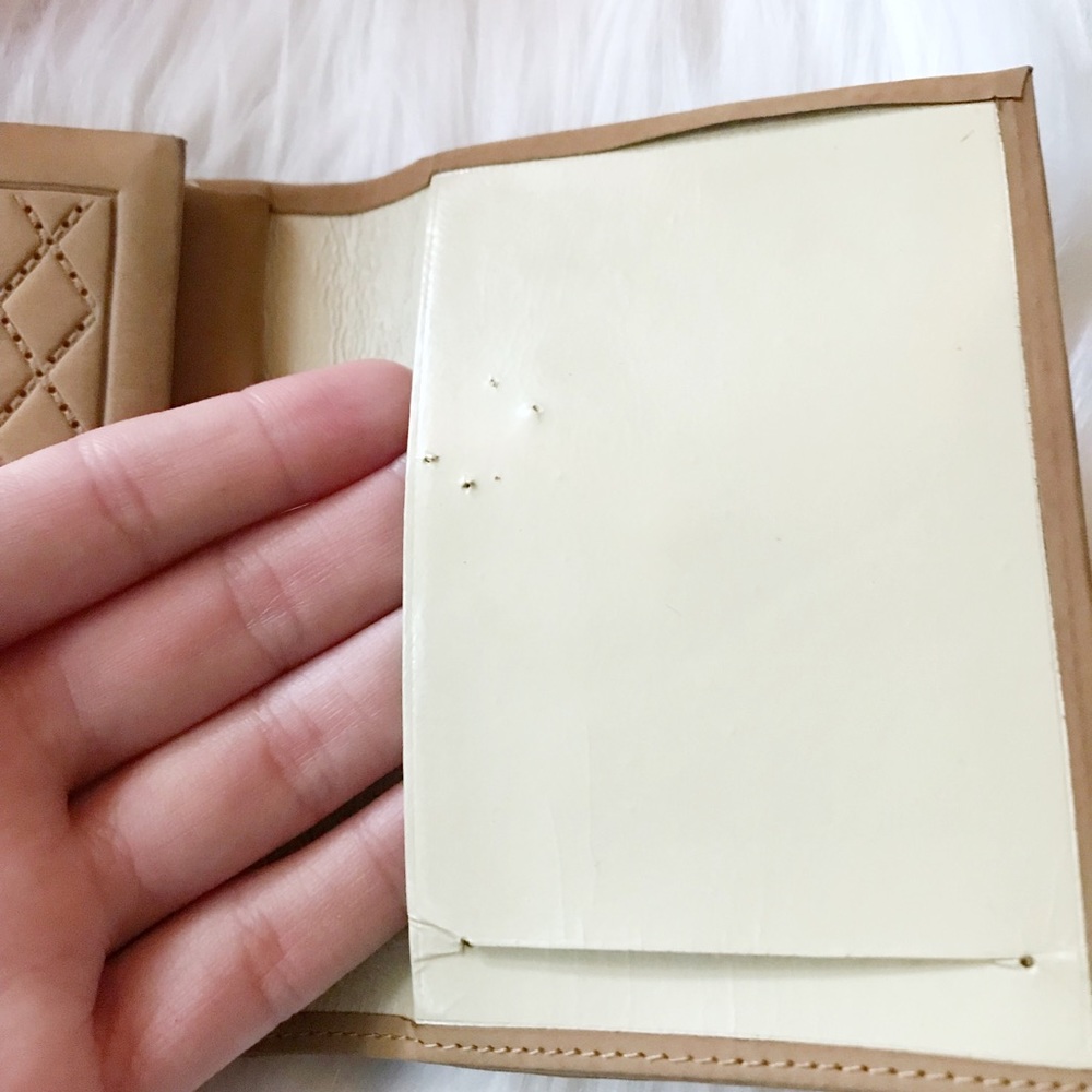 Paris Presents Coin Wallet - Picture 5 of 8